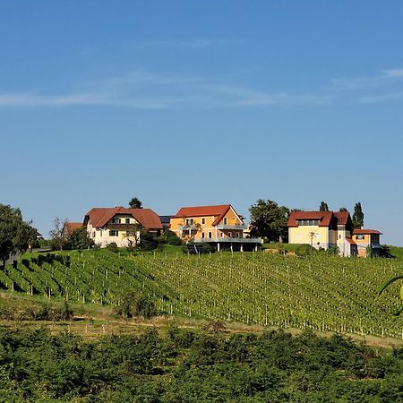 Weinhof Reichmann Bed & Breakfast Sankt Peter am Ottersbach Exterior photo